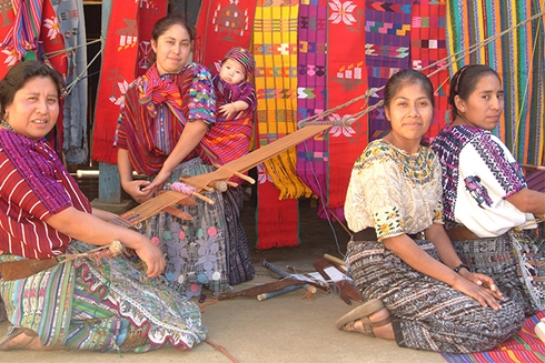 Grupo de mujeres tejiendo atuendos autóctonos. Género y diversidad - Banco Interamericano de Desarrollo - BID 